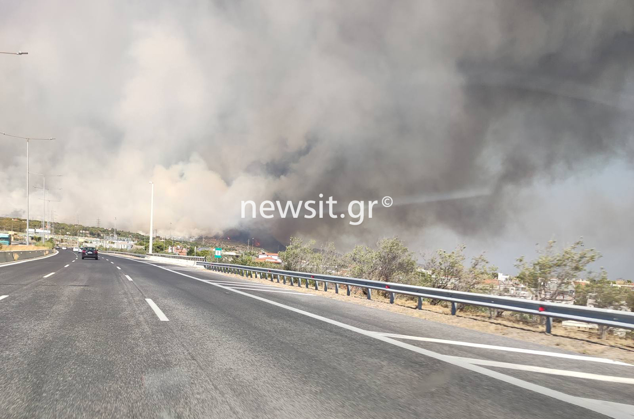 Φωτιά στο Λουτράκι: Στις φλόγες σπίτια, νέες εντολές εκκένωσης – Κραυγή αγωνίας από τον δήμαρχο