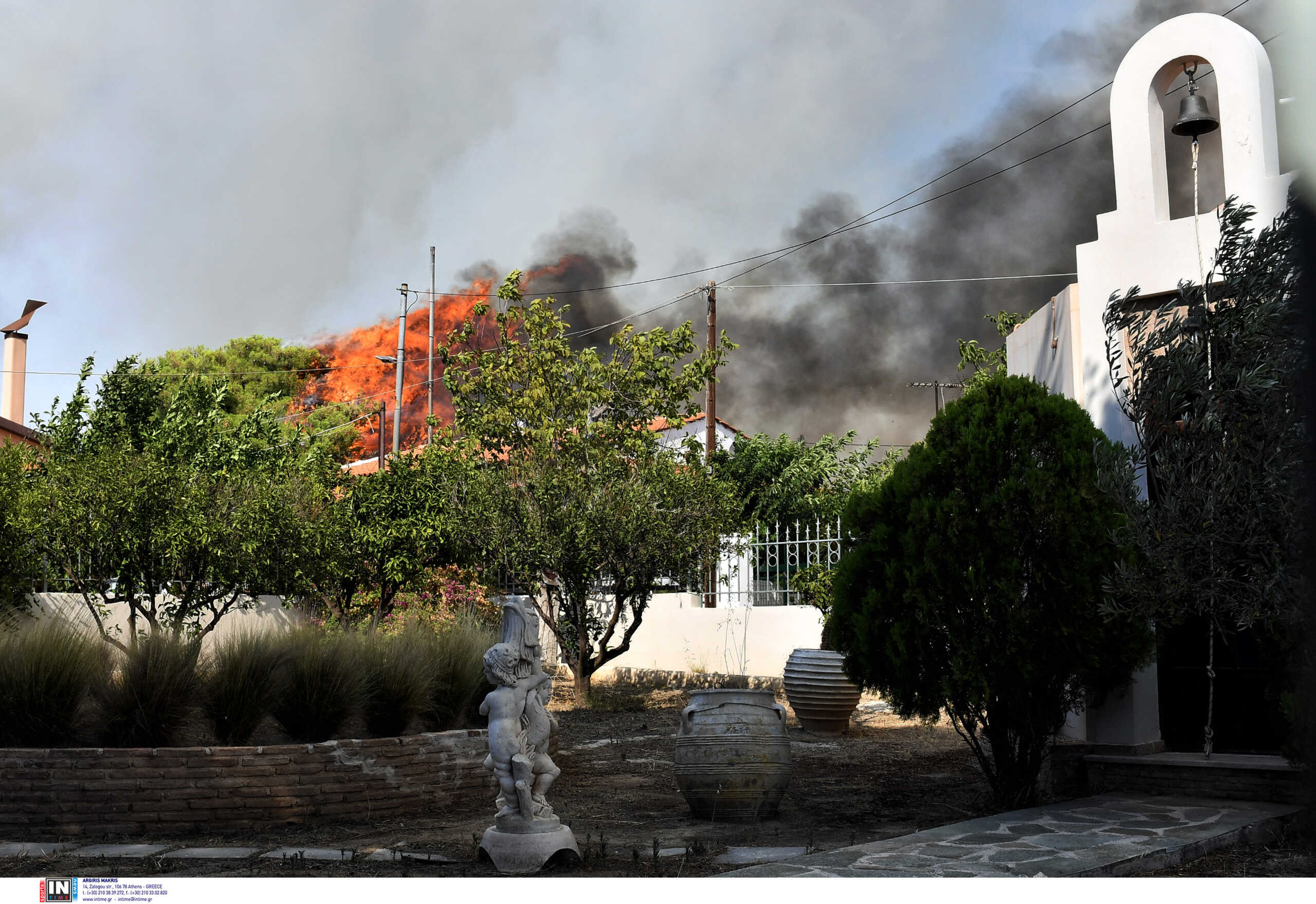 Φωτιά στο Λουτράκι: Σπίτια παραδόθηκαν στις φλόγες – Μαίνεται το πύρινο μέτωπο