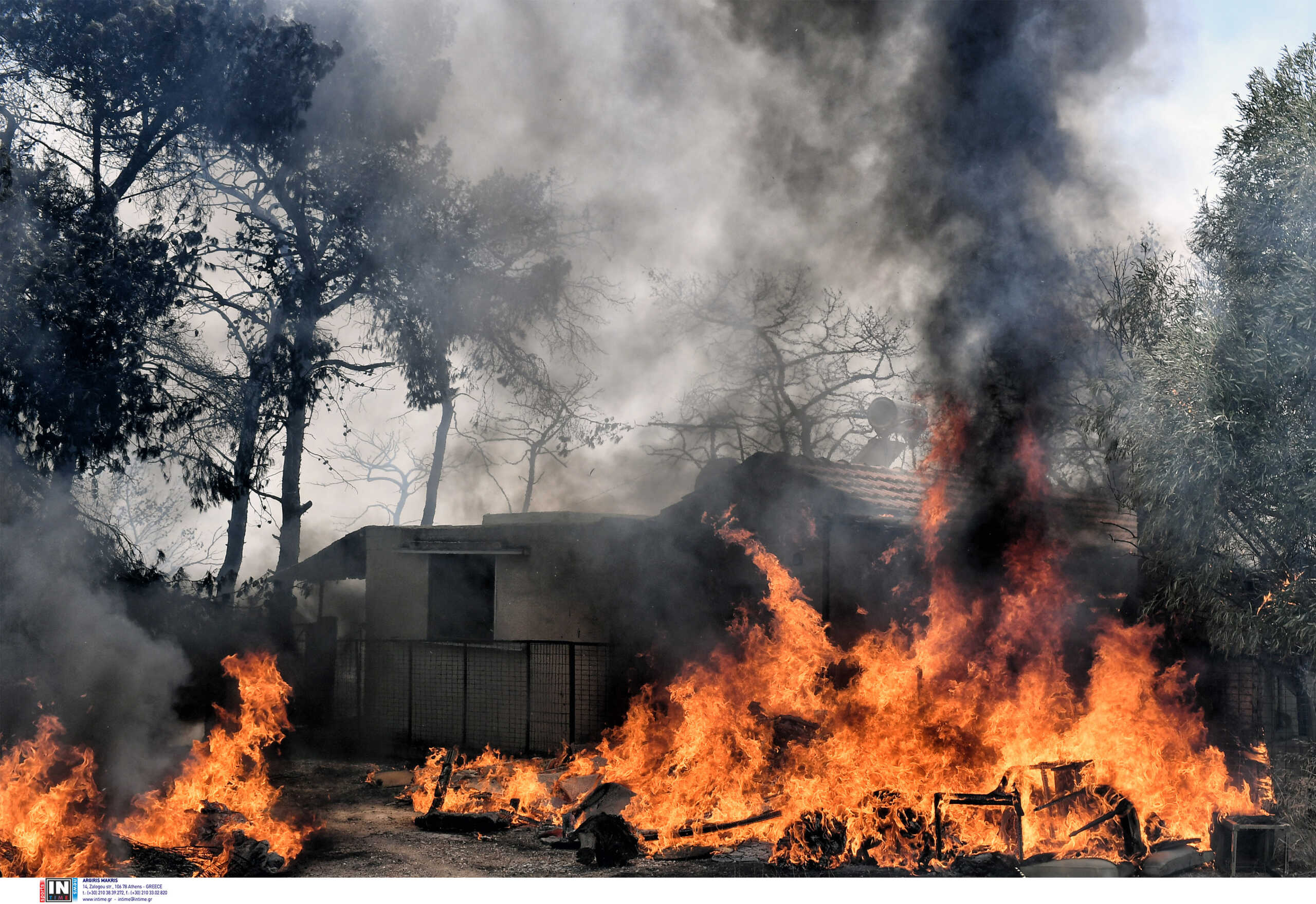 Φωτιά στο Λουτράκι: Μάχη με πολλές εστίες και αναζωπυρώσεις – Σπίτια στις φλόγες στον Άγιο Χαράλαμπο, συνεχείς εκρήξεις