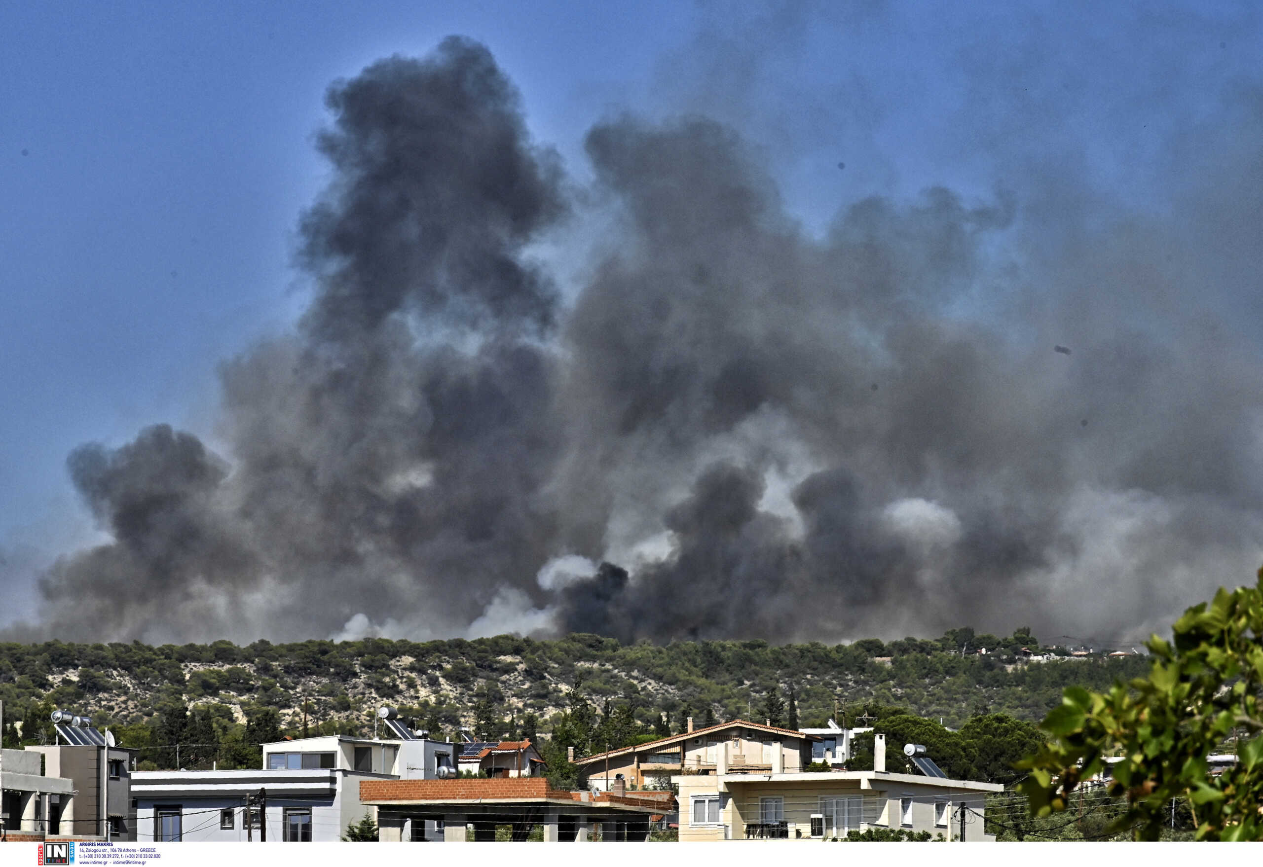 Η φωτιά στο Λουτράκι «πλησιάζει στα διυλιστήρια», δήλωσε ο αντιπεριφερειάρχης Κορινθίας