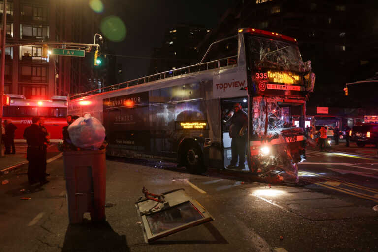 Σύγκρουση λεωφορείων στο Μανχάταν μετά από παραβίαση κόκκινου φαναριού - Τουλάχιστον 27 τραυματίες