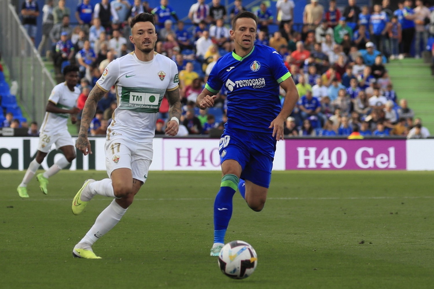 epa10641532 Getafe's midfielder Nemanja Maksimovic (R) in action against Elche's midfielder Josan Ferrandez (L) during the Spanish LaLiga soccer match between Getafe CF and Elche CF, in Madrid, Spain, 20 May 2023.  EPA