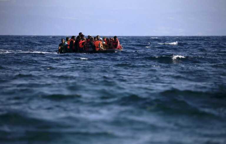 Επιχείρηση διάσωσης μεταναστών στο Αιγαίο - Τρόμος για γονείς και παιδιά πάνω σε ακυβέρνητη λέμβο