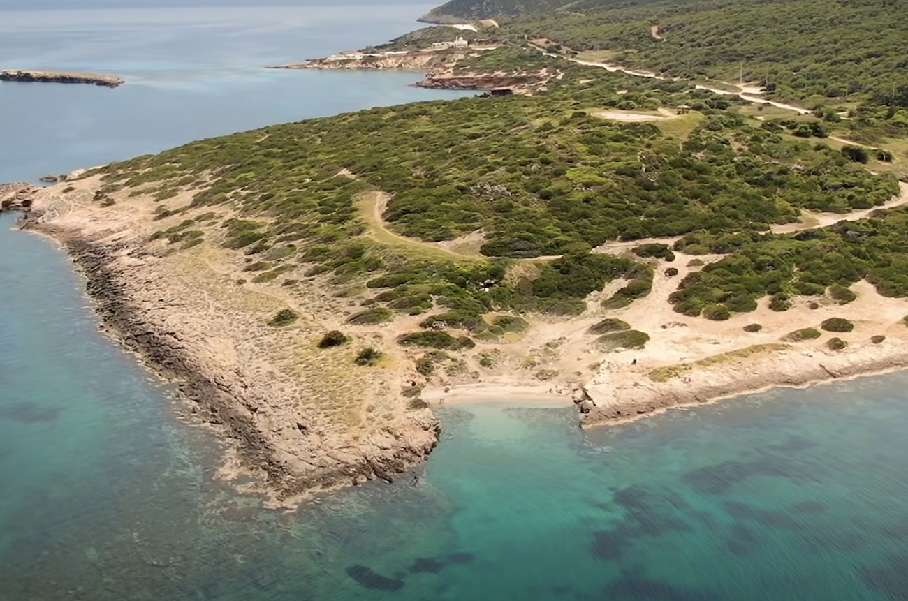 Μικρή Χαμολιά: Αυτή είναι η ομορφότερη κρυφή παραλία της Αττικής