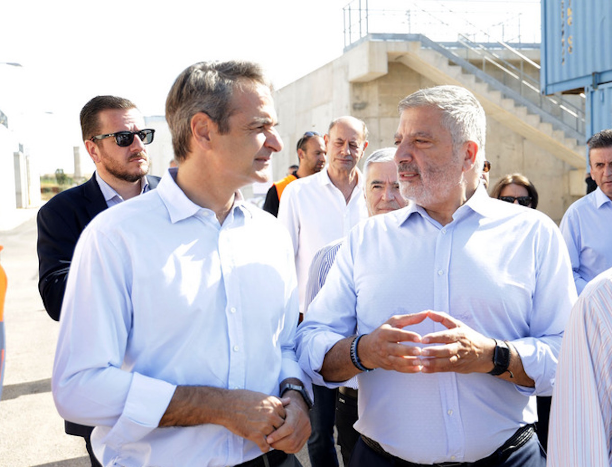 (Ξένη Δημοσίευση) Ο Περιφερειάρχης Αττικής Γιώργος Πατούλης συνοδεύει τον πρωθυπουργό Κυριάκο Μητσοτάκη στην περιοδεία του στην επίσκεψη στα εργοτάξια του Κέντρου Επεξεργασίας Λυμάτων (ΚΕΛ) Κρωπίας - Παιανίας και της σήραγγας Αποχέτευσης και Επεξεργασίας Λυμάτων των Δήμων Ραφήνας - Πικερμίου και Σπάτων – Αρτέμιδας. Δύο από τα μεγαλύτερα περιβαλλοντικά έργα της χώρας τα οποία υλοποιούνται από την Περιφέρεια Αττικής στην Ανατολική Αττική, επισκέφθηκε σήμερα ο Πρωθυπουργός Κυριάκος Μητσοτάκης συνοδευόμενος από τον Περιφερειάρχη Αττικής Γ. Πατούλη, στο πλαίσιο της περιοδείας του Πρωθυπουργού στην Αν. Αττική, παρουσία Υπουργών και Δημάρχων της Αν. Αττικής. ΑΠΕ ΜΠΕ