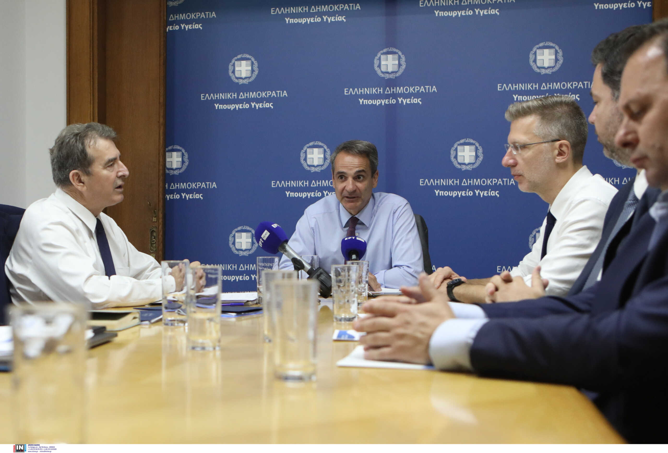 Σύσκεψη Μητσοτάκη – Χρυσοχοΐδη: Σήμερα η ΠΝΠ για τα μεικτά πληρώματα του ΕΚΑΒ
