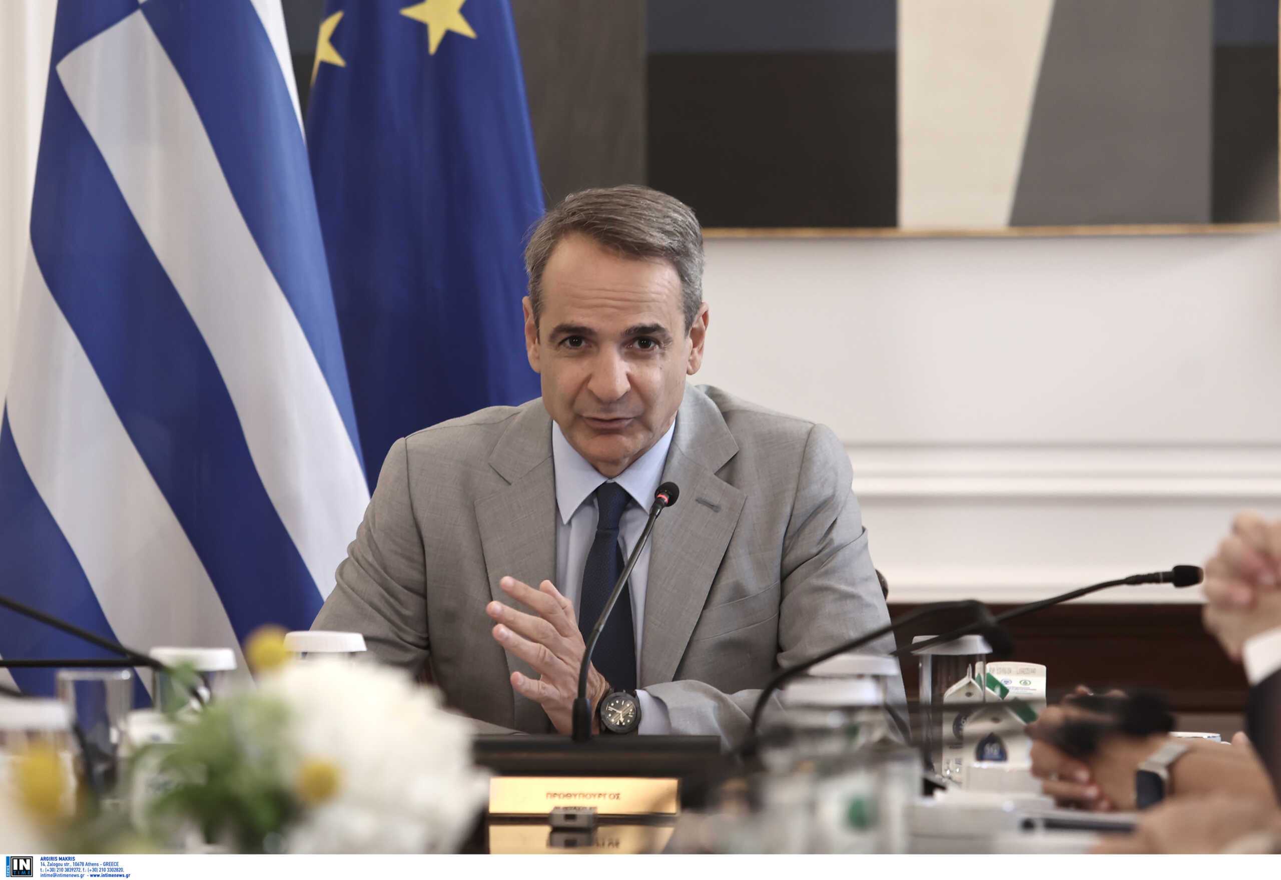 Óôéò 11:00, èá óõíåäñéÜóåé õðü ôïí Ðñùèõðïõñãü óôï ÌÝãáñï Ìáîßìïõ, ôï Õðïõñãéêü Óõìâïýëéï. Ôá èÝìáôá ôçò óõíåäñßáóçò ôïõ Õðïõñãéêïý Óõìâïõëßïõ åßíáé: -ÅíçìÝñùóç áðü ôïí Õðïõñãü ÊëéìáôéêÞò Êñßóçò êáé ÐïëéôéêÞò Ðñïóôáóßáò Âáóßëç Êéêßëéá ãéá ôçí ðïñåßá áíôéìåôþðéóçò ôùí äáóéêþí ðõñêáãéþí, ôá ìÝôñá êñáôéêÞò áñùãÞò ãéá ôïõò ðëçãÝíôåò êáé ôçí áíáâÜèìéóç ôùí åðé÷åéñçóéáêþí äõíáôïôÞôùí ôçò ðïëéôéêÞò ðñïóôáóßáò, -ÅíçìÝñùóç áðü ôçí Õðïõñãü Åóùôåñéêþí Íßêç ÊåñáìÝùò êáé ôïí ÁíáðëçñùôÞ Õðïõñãü Åóùôåñéêþí ÈïäùñÞ ËéâÜíéï ãéá ôï íïìïó÷Ýäéï ôïõ Õðïõñãåßïõ Åóùôåñéêþí ãéá ôçí Üñóç ôùí ðåñéïñéóìþí ãéá ôçí åããñáöÞ óôïõò åéäéêïýò åêëïãéêïýò êáôáëüãïõò ôùí åêëïãÝùí åîùôåñéêïý, -ÅíçìÝñùóç áðü ôïí Õðïõñãü Ïéêïíïìéêþí ÊùóôÞ ×áôæçäÜêç ãéá ôï íïìïó÷Ýäéï ôïõ Õðïõñãåßïõ Ïéêïíïìéêþí ãéá ôçí åíßó÷õóç ôïõ åéóïäÞìáôïò ôùí ìéóèùôþí, ôùí íÝùí, ôçò ïéêïãÝíåéáò êáé ôçò åñãáóßáò, -ÅíçìÝñùóç áðü ôïí Õðïõñãü Õãåßáò Ìé÷Üë