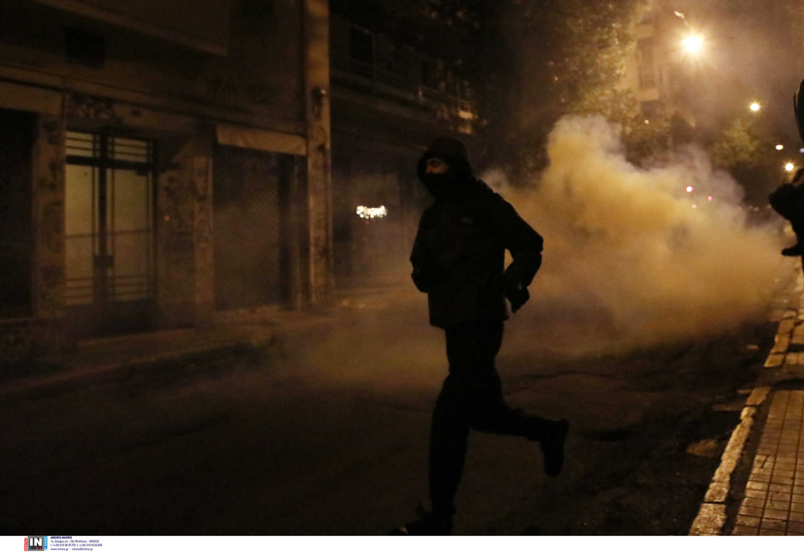 Επίθεση με μολότοφ κατά των ΜΑΤ έξω από τα γραφεία του ΠΑΣΟΚ