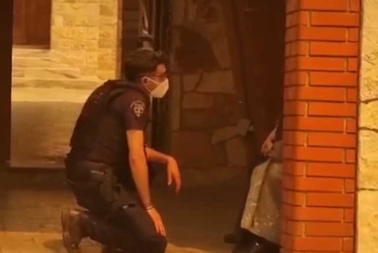 Καρέ καρέ η προσπάθεια των αστυνομικών να εκκενώσουν μοναστήρι με μοναχές στη Μάνδρα - Ψέλνουν βλέποντας τη φωτιά