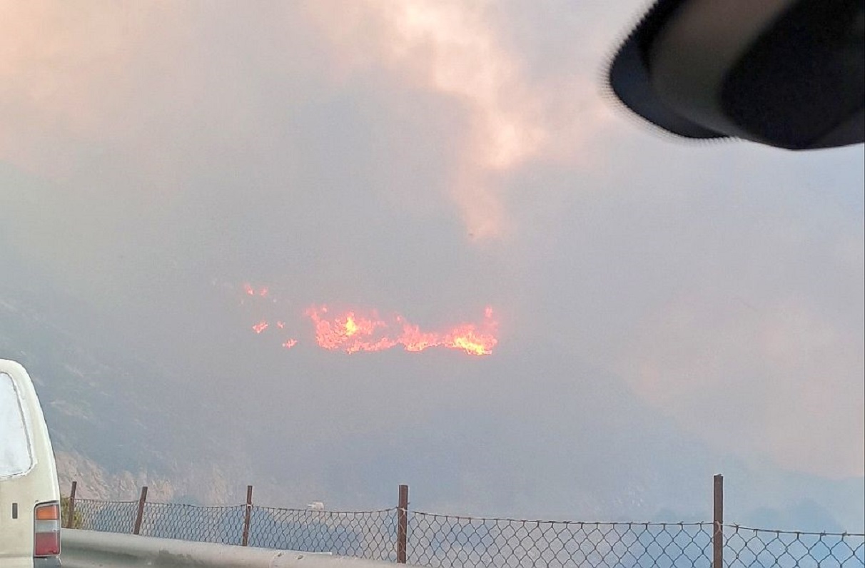 Φωτιά στη Νάξο: Καίει χαμηλή βλάστηση και κινείται προς την Απείρανθο