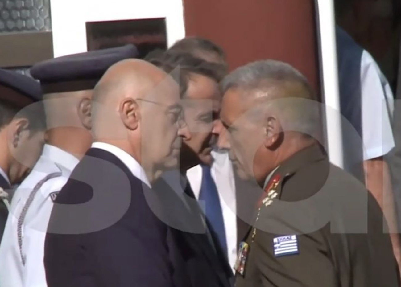 Εκρήξεις στη Νέα Αγχίαλο: Η στιγμή που ο αρχηγός ΓΕΕΘΑ ενημερώνει Μητσοτάκη και Δένδια