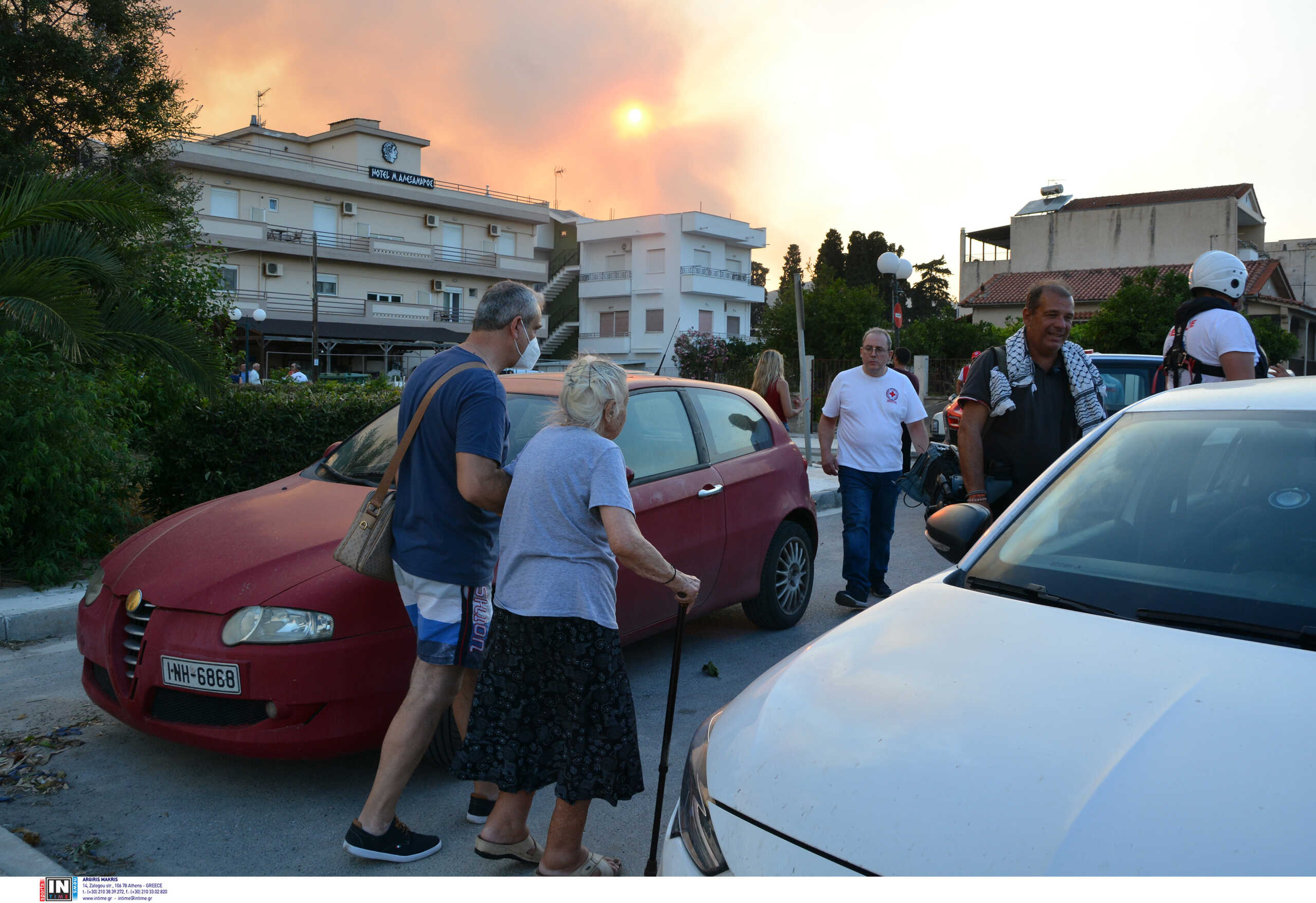 Νέα Αγχίαλος: Επιστρέφουν στα σπίτια τους οι κάτοικοι μετά τη φωτιά και τις εκρήξεις – «Ασφαλής η περιοχή»