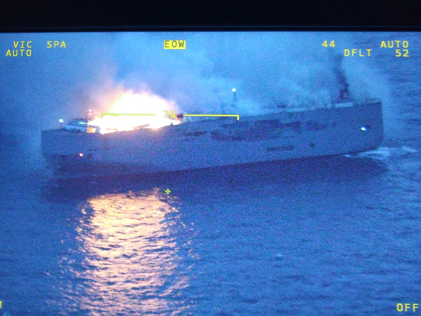 Ολλανδία: Μαίνεται η φωτιά στο πλοίο με τα αυτοκίνητα, εξετάζεται το σενάριο να το βυθίσουν