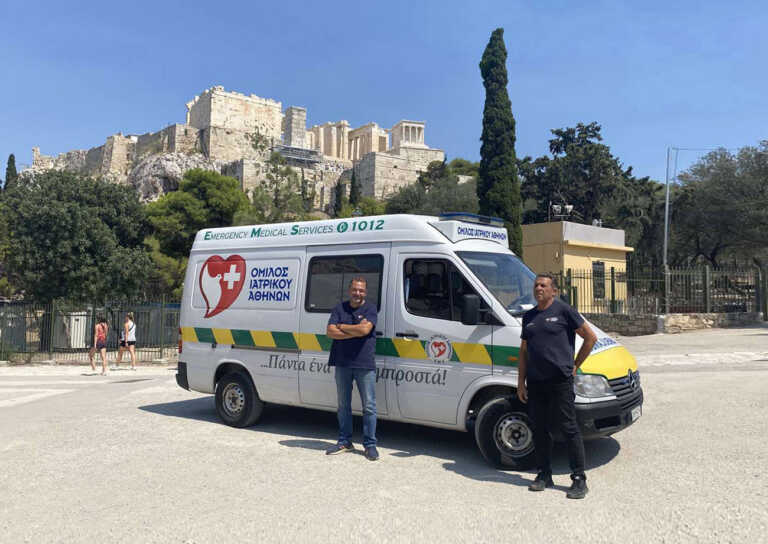 Ασθενοφόρο του Ομίλου Ιατρικού Αθηνών στην Ακρόπολη για τις ημέρες του καύσωνα
