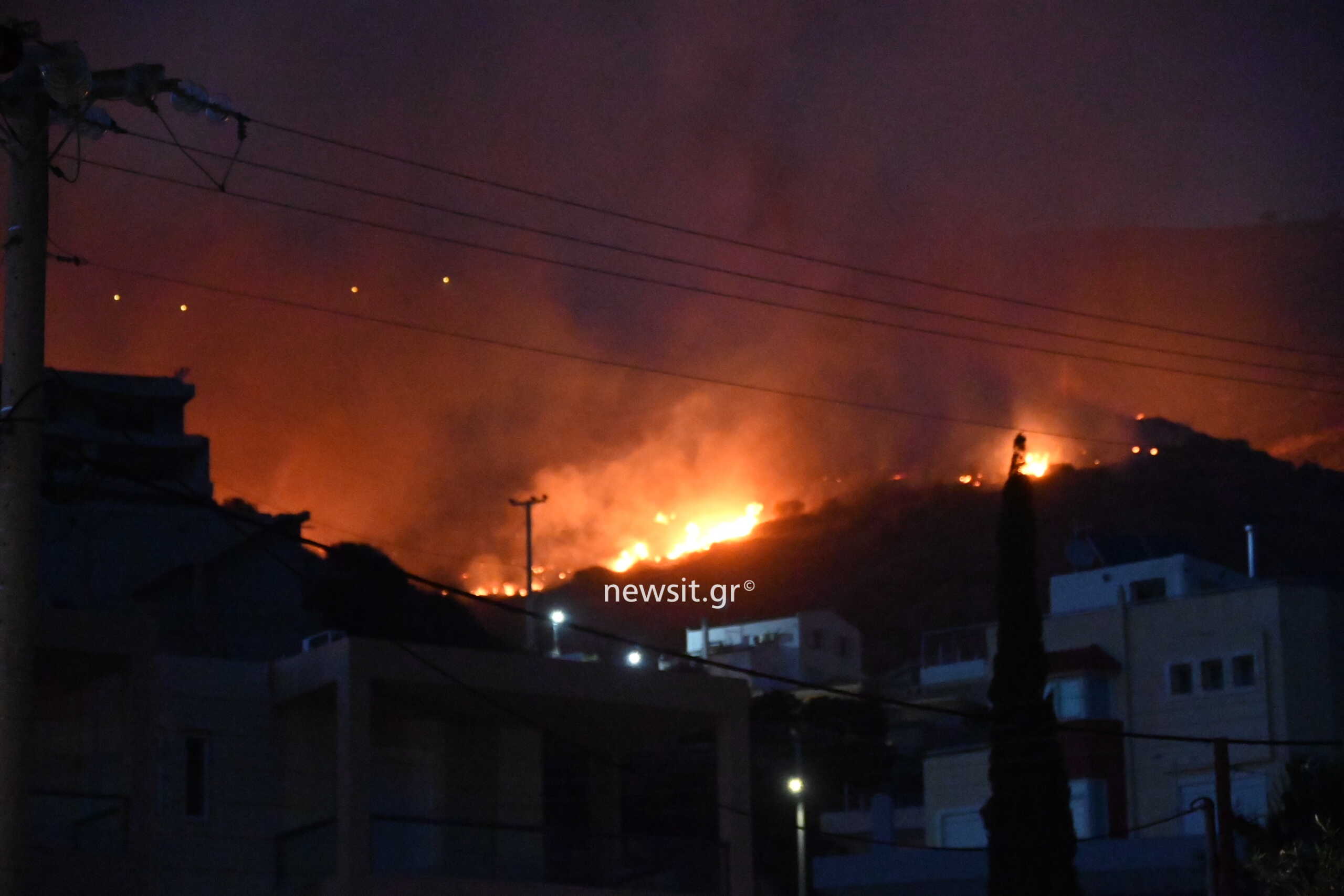 Φωτιά σε Σαρωνίδα, Λουτράκι και Δερβενοχώρια: Μάχη πόρτα – πόρτα, παραδόθηκαν στις φλόγες σπίτια και αυτοκίνητα