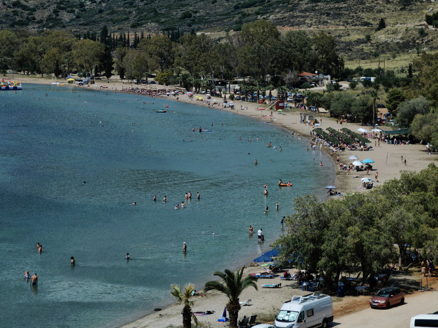 Λουόμενοι απολαμβάνουν το μπάνιο τους στην  παραλία της Καραθώνας στο Ναύπλιο, την ημέρα του Αγίου Πνεύματος,  ,Δευτέρα 5 Ιουνίου 2023.  ΑΠΕ-ΜΠΕ