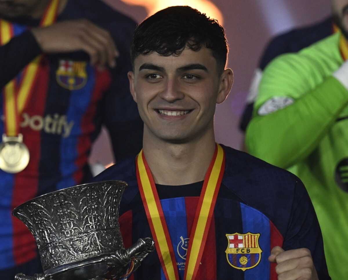 epa10407826 Pedri of Barcelona celebrates with teammates after winning the Spanish Super Cup final match between Real Madrid and Barcelona, in Riyadh, Saudi Arabia, 15 January 2023.  EPA