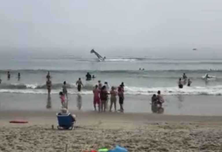 Μικρό αεροσκάφος στις ΗΠΑ έπεσε στη θάλασσα δίπλα σε παραλία με κόσμο - Σώθηκε ο πιλότος