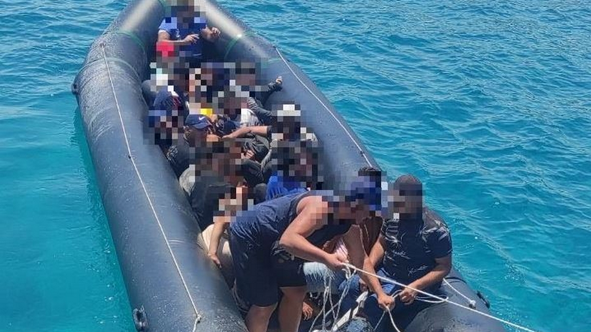 Ρόδος: Σύλληψη 33χρονου διακινητή, μετέφερε 22 μετανάστες με σκάφος – Πλάνα από την επιχείρηση