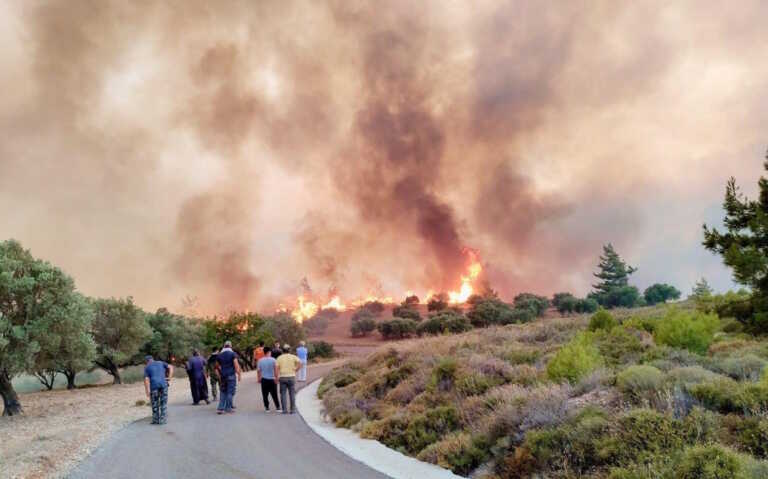 Συνεχίζεται η μάχη με τις φλόγες στη Ρόδο – Μεγάλες αναζωπυρώσεις και νέο μέτωπο