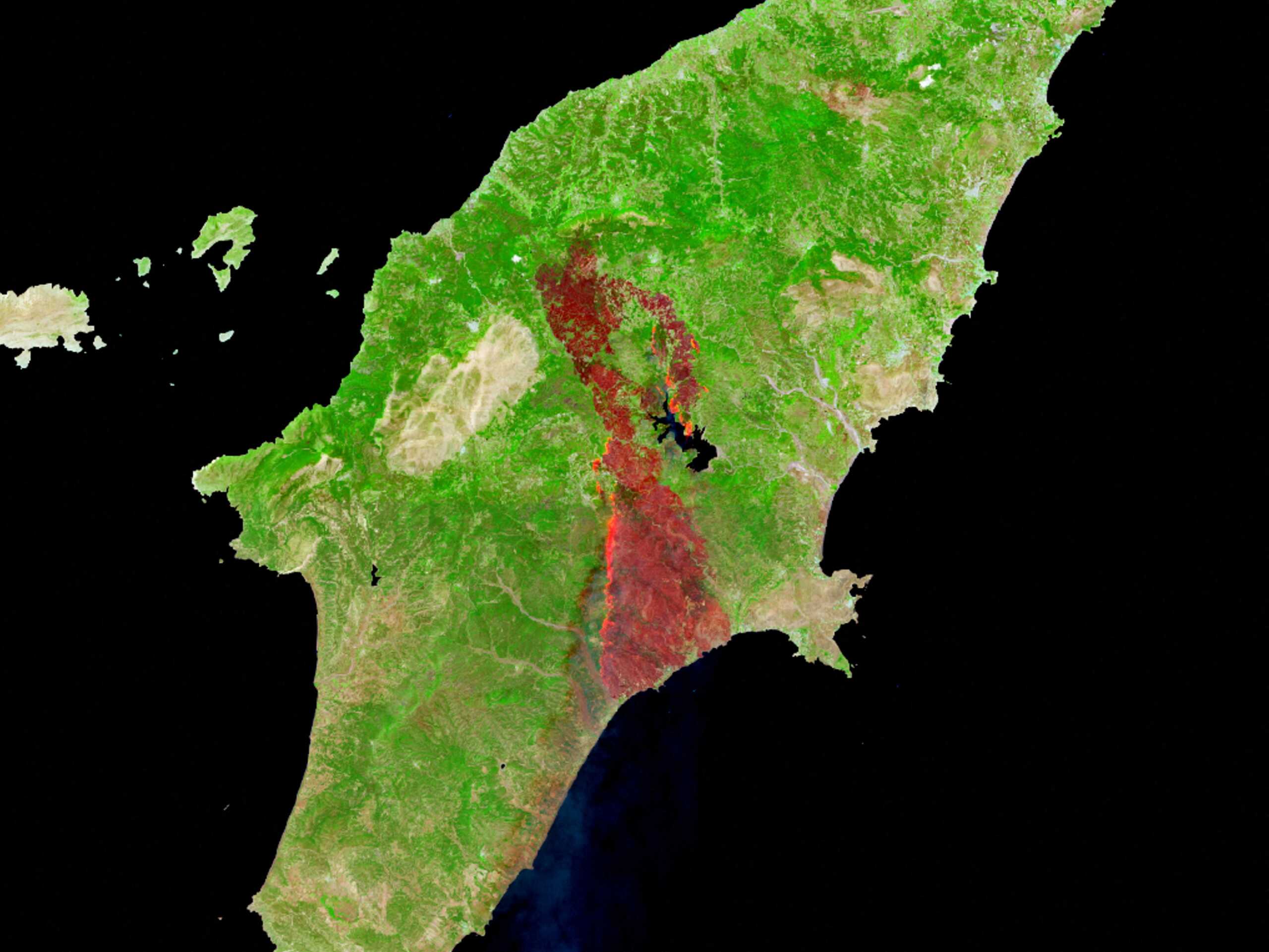 Φωτιά στη Ρόδο: Το νησί τυλιγμένο στις φλόγες – Η νέα συγκλονιστική φωτογραφία δορυφόρου