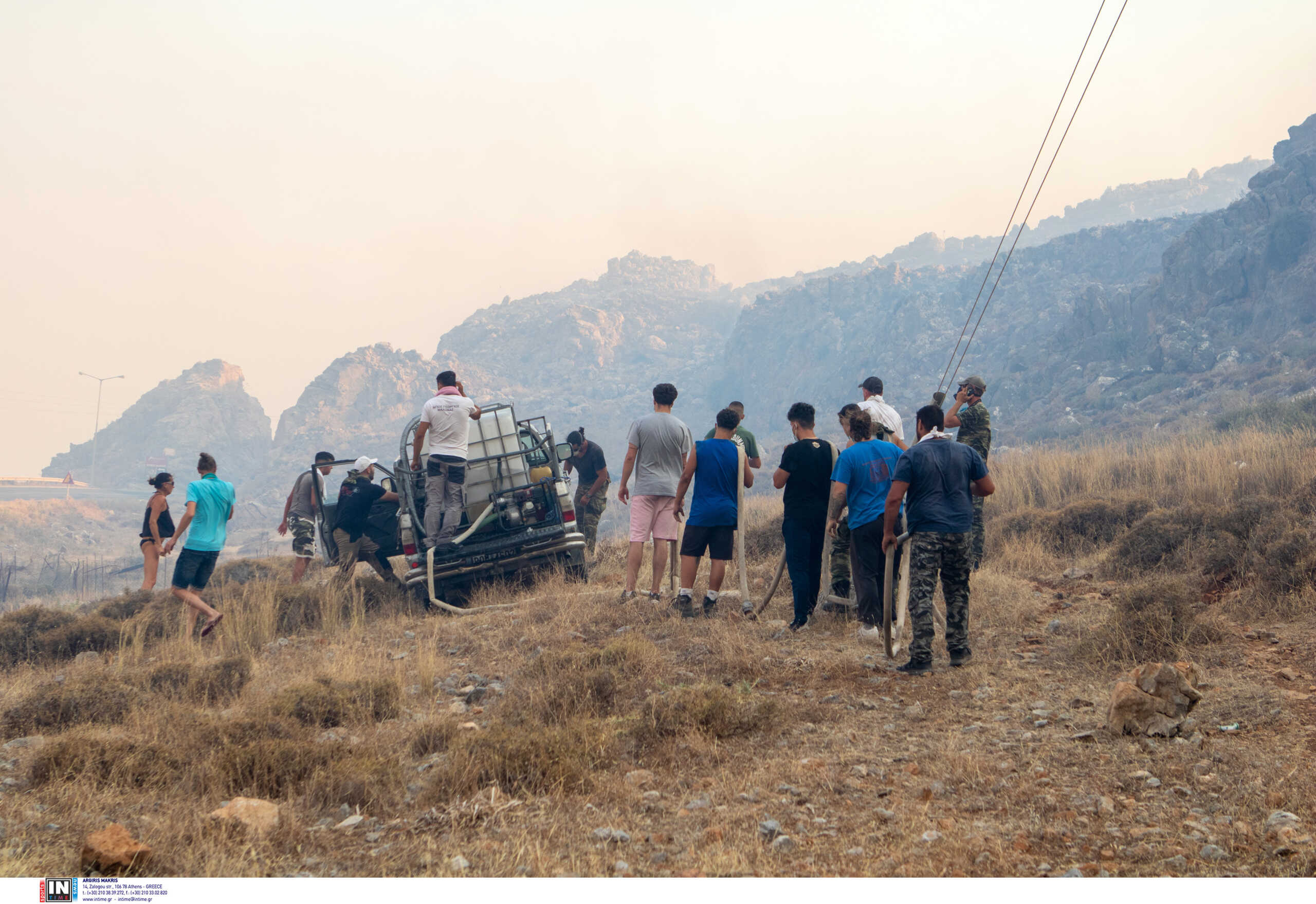 Φωτιά στη Ρόδο: «Αθόρυβη δύναμη οι 3.000 εθελοντές» λέει πλωτάρχης του Λιμενικού