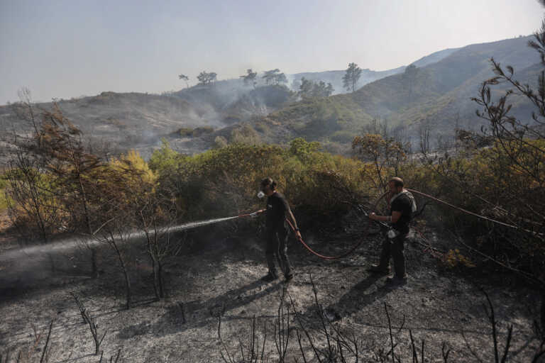 Φωτιά στον Μαραθώνα σε οικόπεδο με ξερά χόρτα – Δώδεκα πυροσβέστες στο σημείο