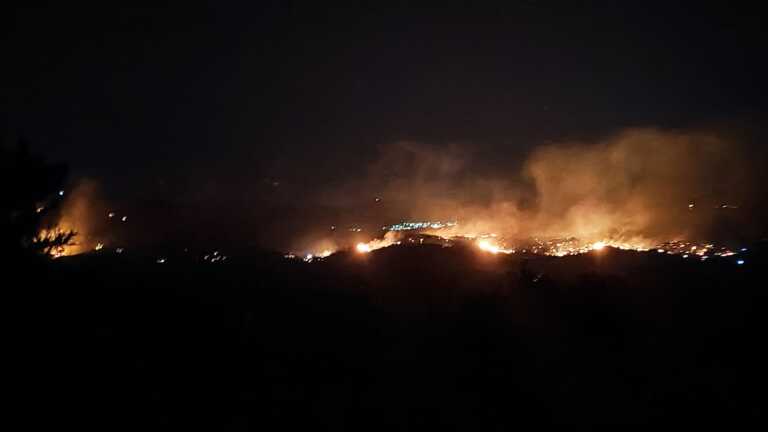 Μάχη με τις αναζωπυρώσεις στα μέτωπα της φωτιάς σε Μάνδρα, Μέγαρα, Ρόδο και Λακωνία