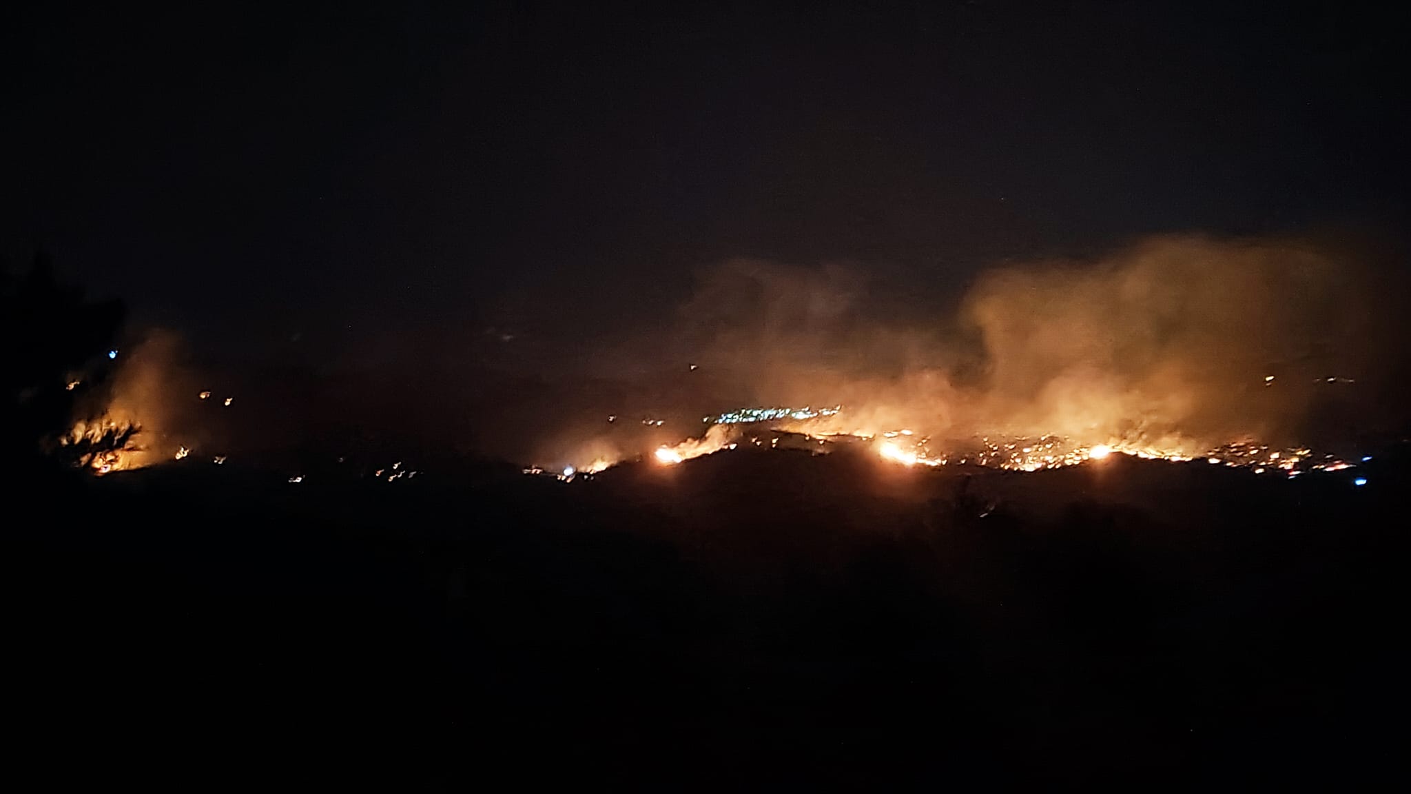 Φωτιά σε Μάνδρα, Μέγαρα, Ρόδο και Λακωνία: Μάχη με τις αναζωπυρώσεις