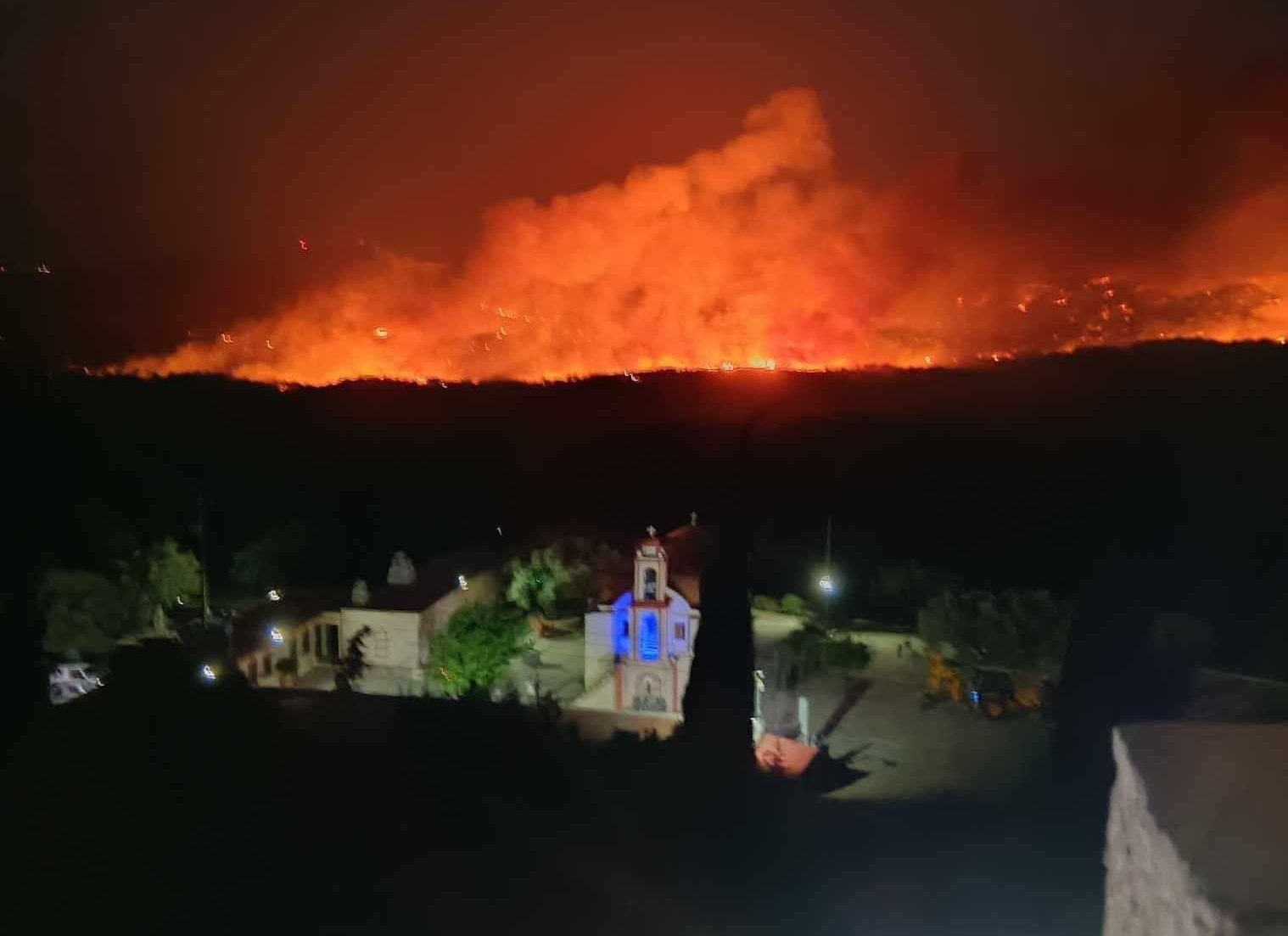 Φωτιά στη Ρόδο: Εκκενώνεται το χωριό Λάερμα – Μεγάλη μάχη με τις φλόγες