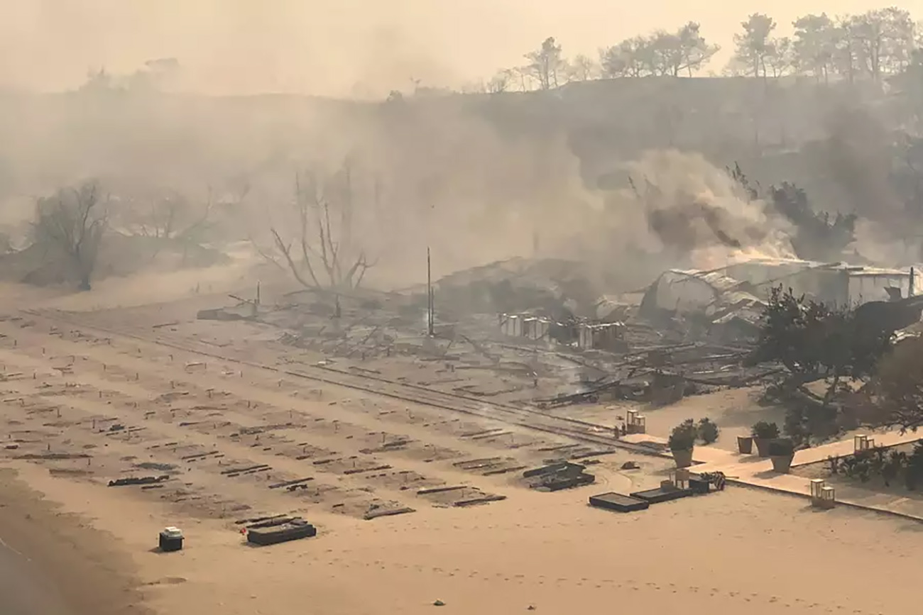 Φωτιά στη Ρόδο: Κάηκε γνωστό beach bar στην περιοχή – Ολοκληρωτική καταστροφή