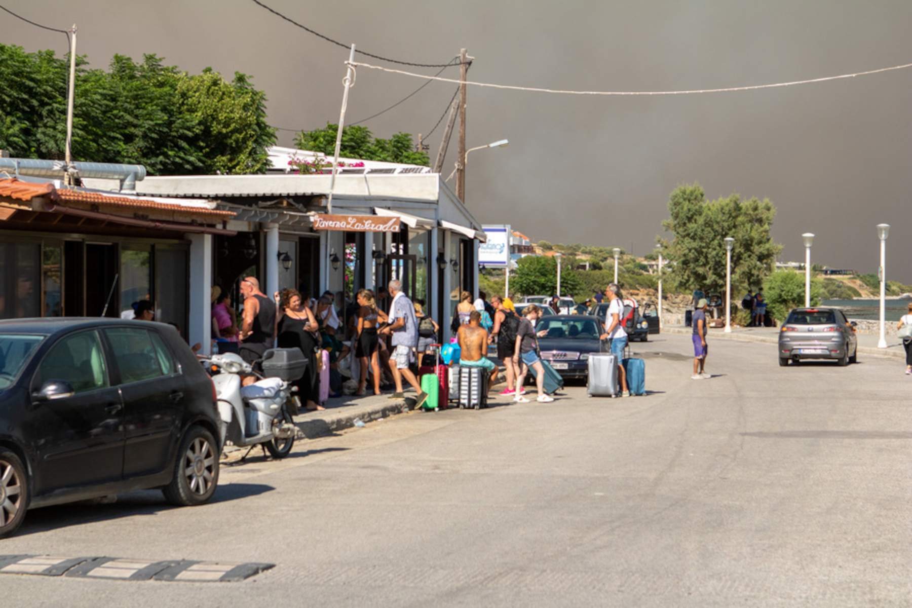 Τουρίστες περιμένουν να μεταφερθούν σε ασφαλές μέρος κατά την διάρκεια εκκένωσης στην περιοχή Κιοτάρι νότια της Ρόδου, κατά την διάρκεια απεγκλωβισμού ατόμων, Σάββατο 22 Ιουλίου 2023. Ανεξέλεγκτη για πέμπτη ημέρα παραμένει η πυρκαγιά στο νησί της Ρόδου. Όπως ανέφερε σε έκτακτη ενημέρωση ο εκπρόσωπος Τύπου του Πυροσβεστικού Σώματος, αντιπύραρχος Γιάννης Αρτοποιός, η πυρκαγιά στη Ρόδο αποτελεί τη δυσκολότερη που αντιμετωπίζουν οι δυνάμεις της Πυροσβεστικής. Στο σημείο επιχειρούν 173 πυροσβέστες,  10 ομάδες πεζοπόρων τμημάτων,  35 οχήματα,  5 ελικόπτερα, 3 αεροσκάφη και 31 Σλοβάκοι με  5 οχήματα. ΑΠΕ-ΜΠΕ