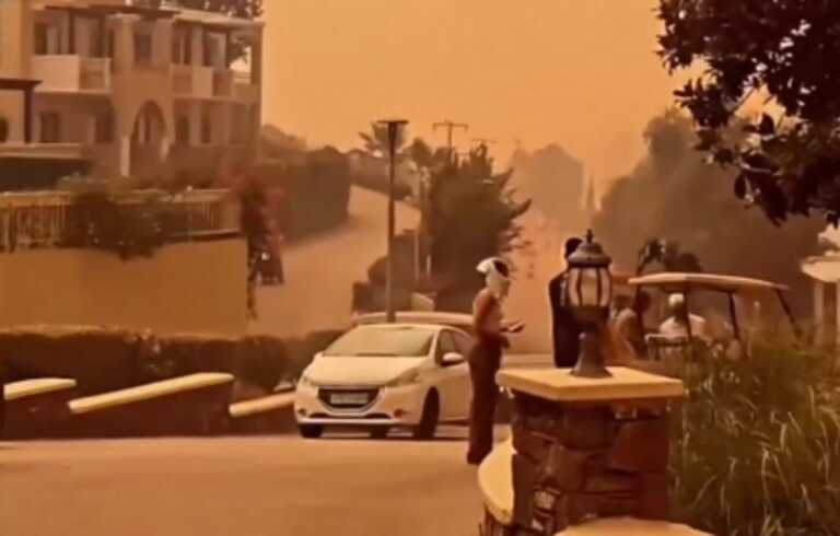 Συνταρακτικά βίντεο με κόσμο να τρέχει για να σωθεί από τη φωτιά - Πανδαιμόνιο στη Ρόδο - Καίγονται μεγάλα ξενοδοχεία