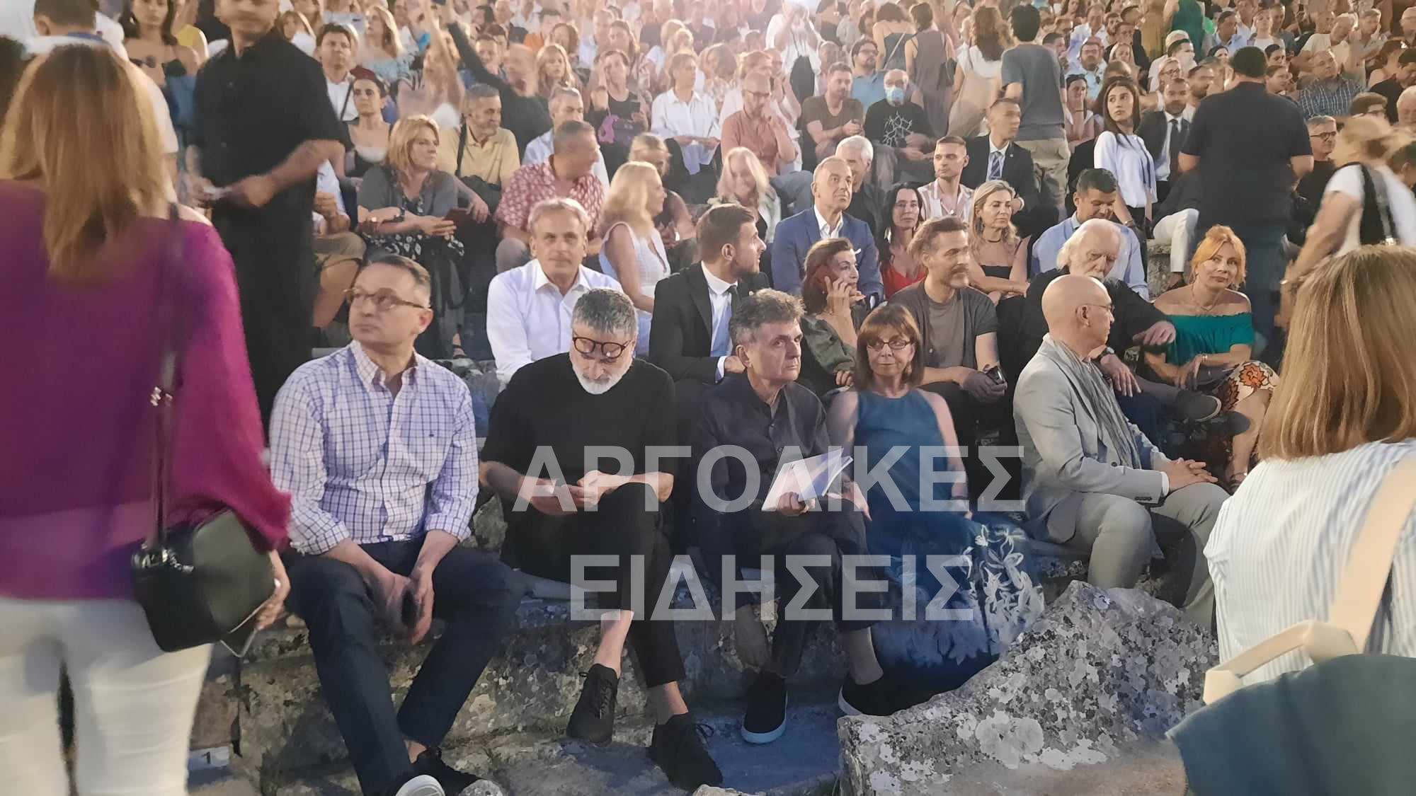 Η Κατερίνα Σακελλαροπούλου στο Αρχαίο Θέατρο της Επιδαύρου – Παρακολούθησε τον Ιππόλυτο