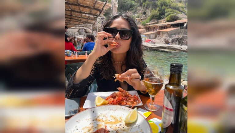 Η Σάλμα Χάγιεκ απολαμβάνει γαρίδες και μπύρα στη Μαγιόρκα – Η «απολαυστική» φωτογραφία στο Instagram