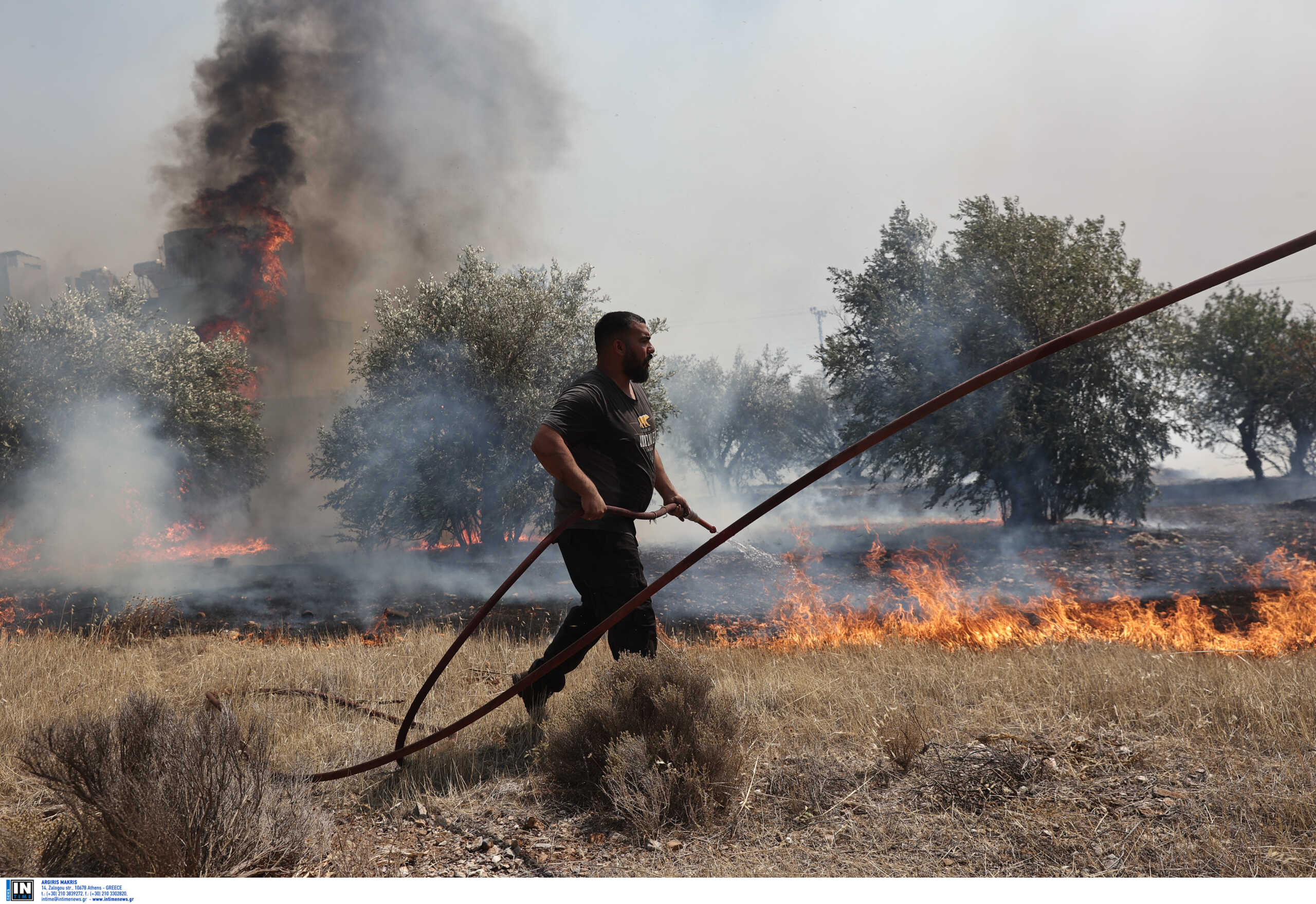 Φωτιά σε Σαρωνίδα, Λουτράκι: Βελτιωμένη η κατάσταση, φόβος για αναζωπυρώσεις λόγω των «τρελών» ανέμων