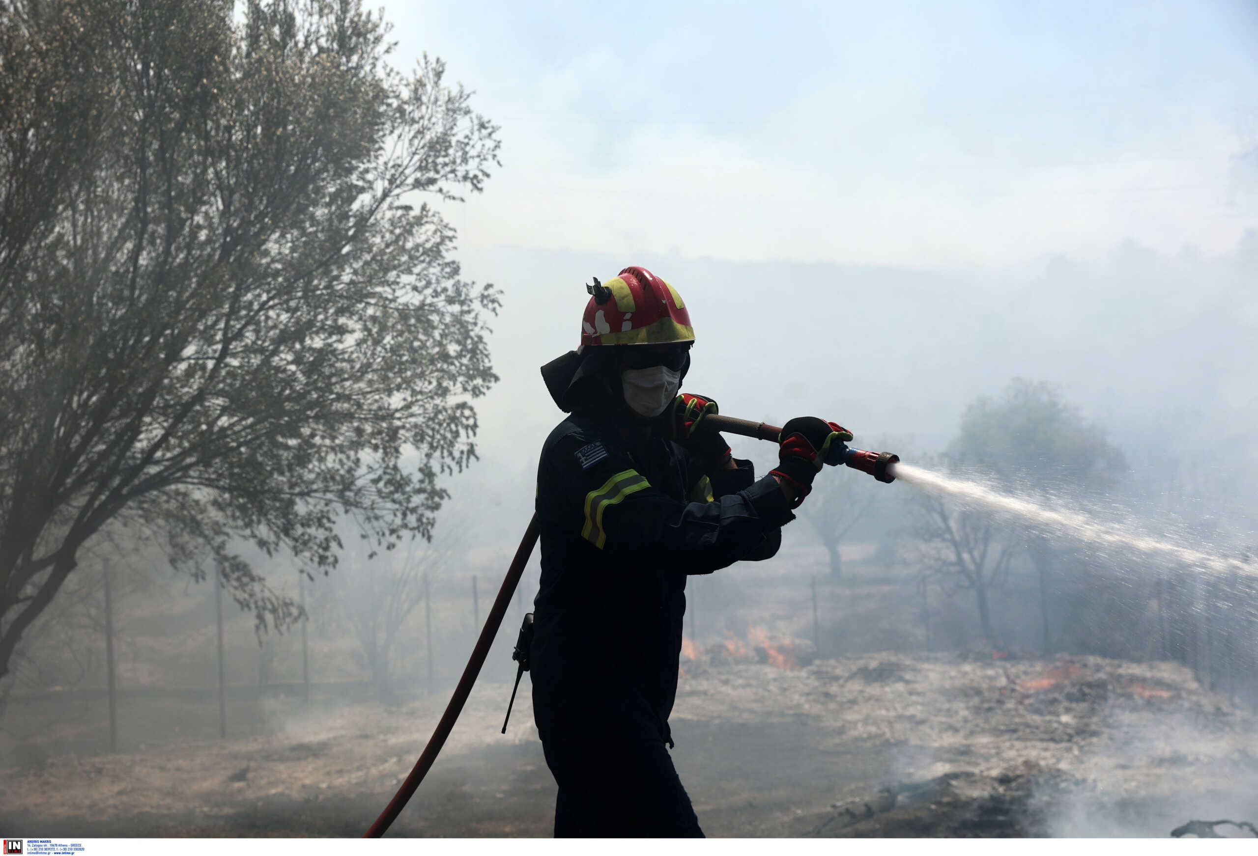 Φωτιά στην Σαρωνίδα: Ποιοι δρόμοι άνοιξαν λόγω της καλύτερης κατάστασης