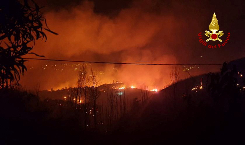 Σικελία: Αναγκαστική προσγείωση ελικοπτέρου που συμμετείχε στην κατάσβεση της φωτιάς