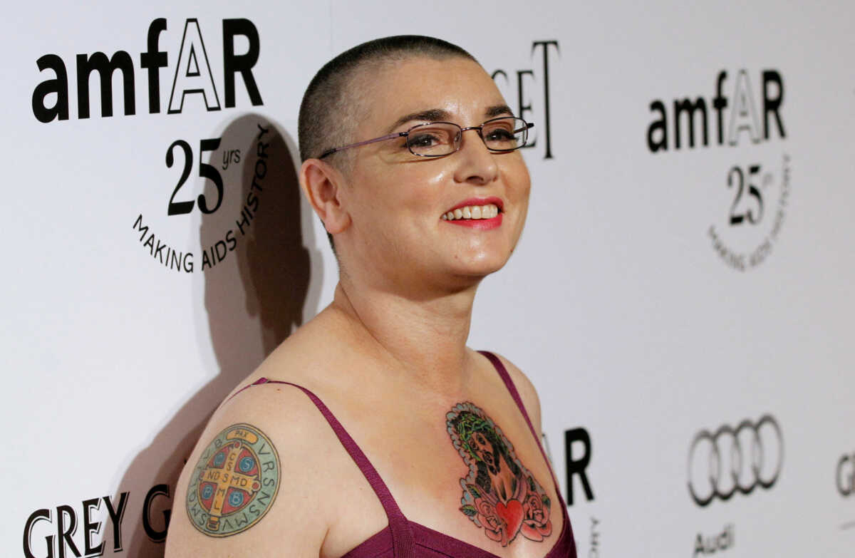 Sinead O’ Connor: Η ιστορία πίσω από το ξυρισμένο κεφάλι της – Γιατί έκοβε κοντά τα μαλλιά της