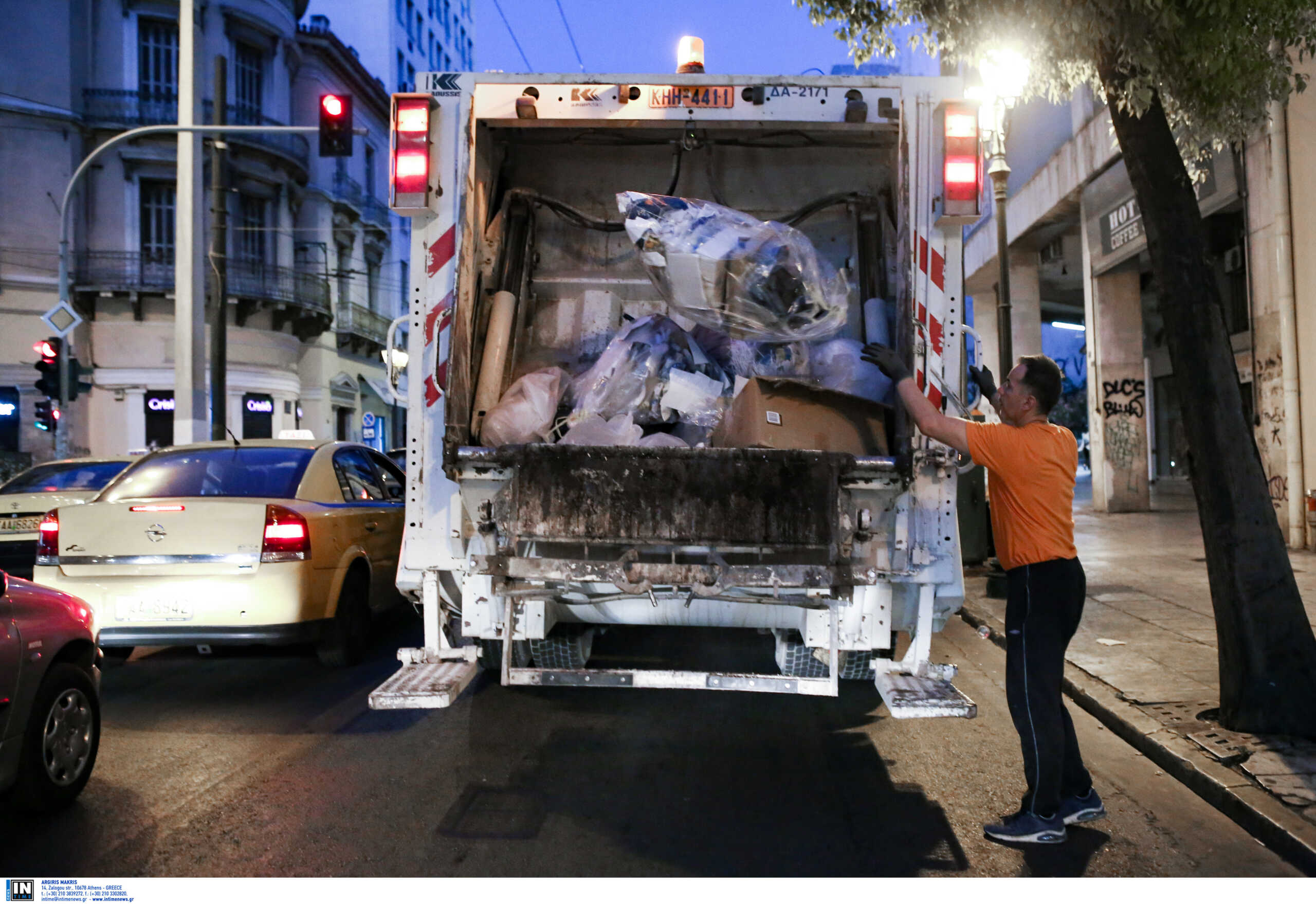 Καύσωνας: Έκτακτα μέτρα προστασίας από τον Δήμο Αθηναίων – Ποιες ώρες βγάζουμε τα σκουπίδια