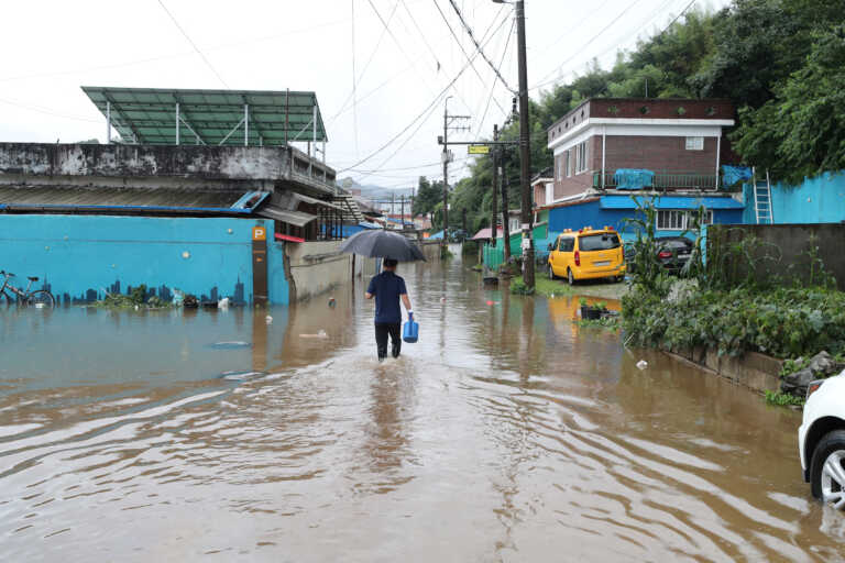 Στους 22 οι νεκροί από τις πλημμύρες στη Νότια Κορέα - Μεγάλες καταστροφές από τις καταρρακτώδεις βροχές