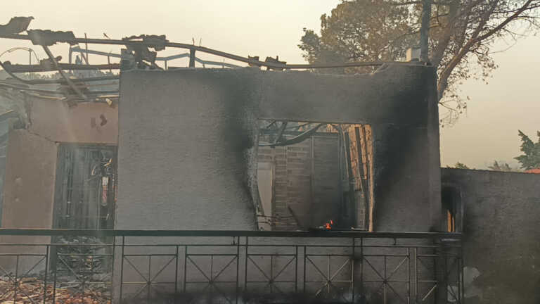 «Εκκενώστε προς Αθήνα» το νέο μήνυμα από το 112! Ανεξέλεγκτη η φωτιά - Καίγονται σπίτια σε Κουβαρά και Λαγονήσι