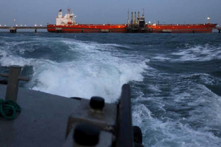 Κατασχέθηκαν δυο πλοία για λαθρεμπόριο καυσίμων στο Ιράν