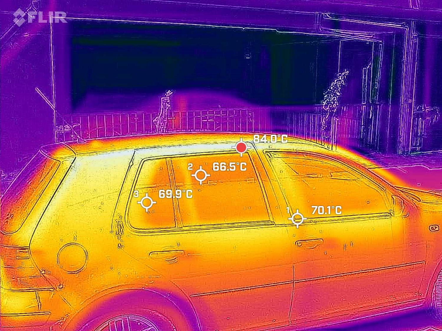 Καύσωνας Κλέων: Οι θερμοκρασίες που κατέγραψε θερμική κάμερα – Μέχρι και 84 βαθμούς στην οροφή αυτοκινήτου