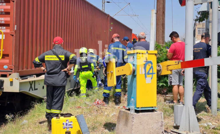 Σύγκρουση τρένου με μηχανή στην Θεσσαλονίκη - Σοβαρά τραυματισμένος ο οδηγός