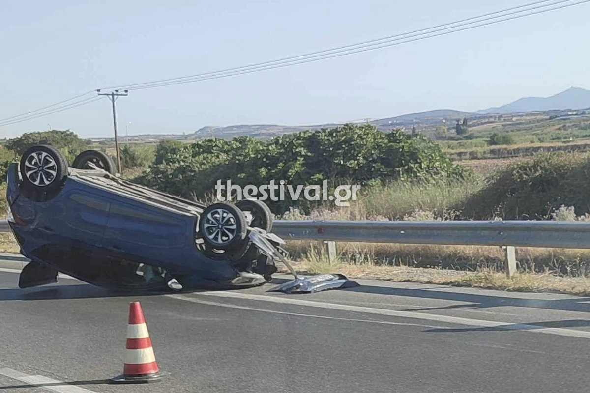 Χαλκιδική: Αυτοκίνητο βρέθηκε ανάποδα στην Εθνική Οδό Θεσσαλονίκης – Μουδανιών μετά από σύγκρουση με άλλο όχημα