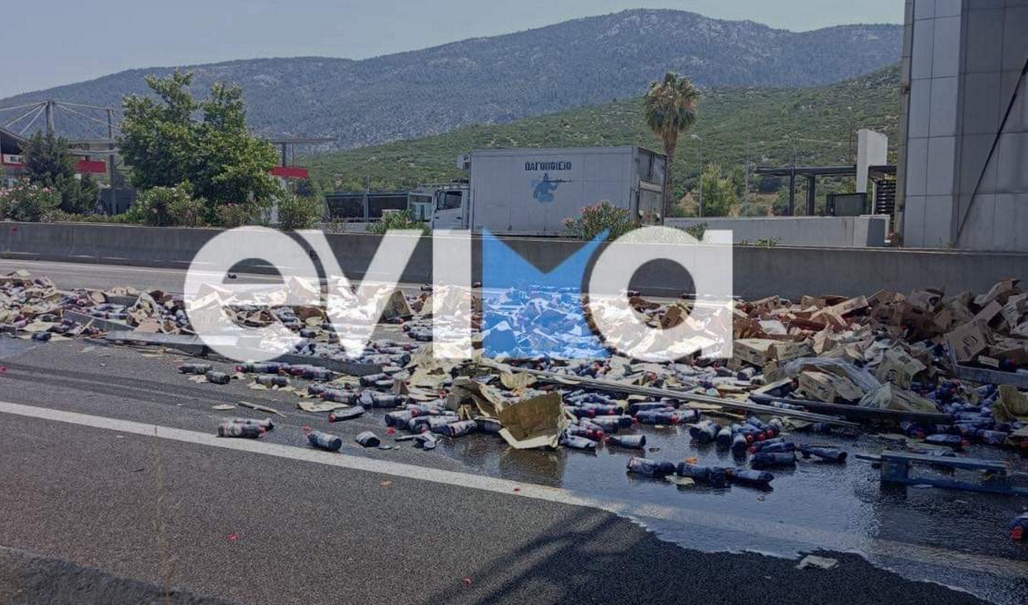 Τροχαίο στην Εθνική Οδό Αθηνών Λαμίας στο ύψος του Σείριου – Γέμισε χλωρίνες ο δρόμος