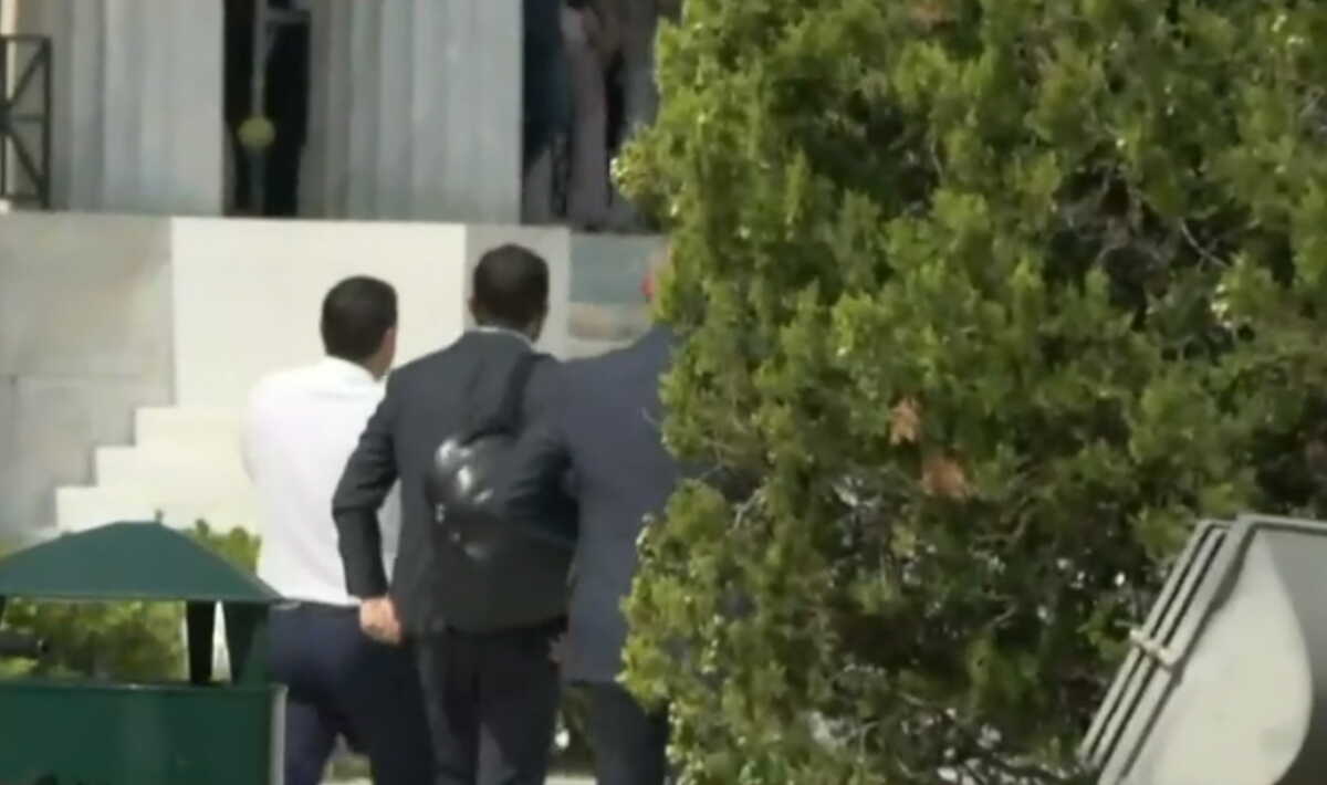 Αλέξης Τσίπρας: Από την πίσω πόρτα μπήκε στη Βουλή για την ορκωμοσία