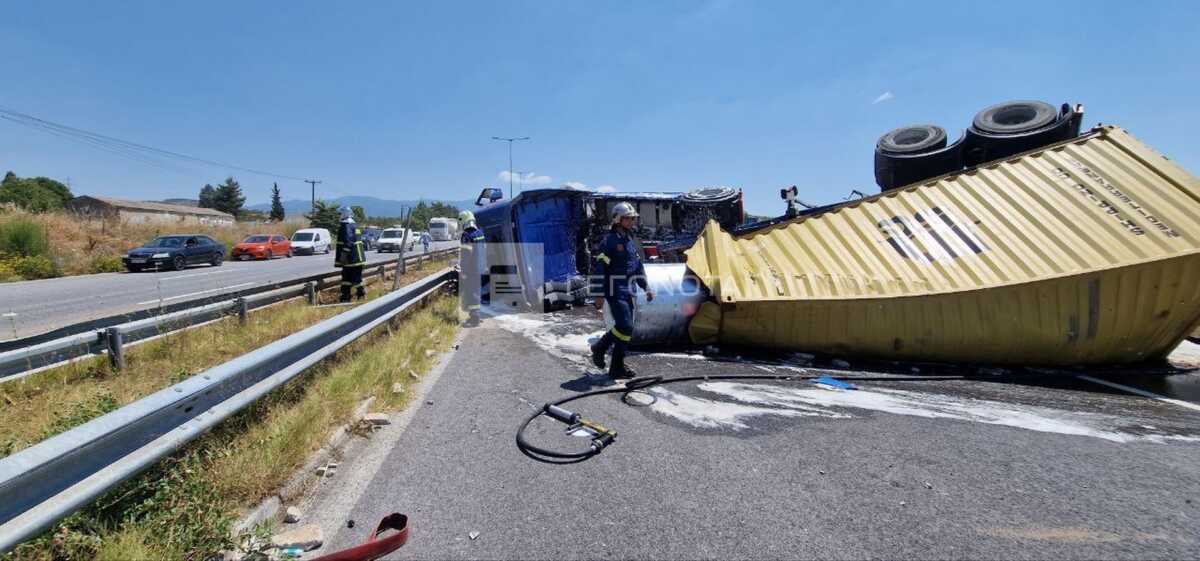 Βόλος: Ουρά 10 χιλιομέτρων στη Λεωφόρο Αθηνών, στην είσοδο της πόλης μετά από ανατροπή νταλίκας