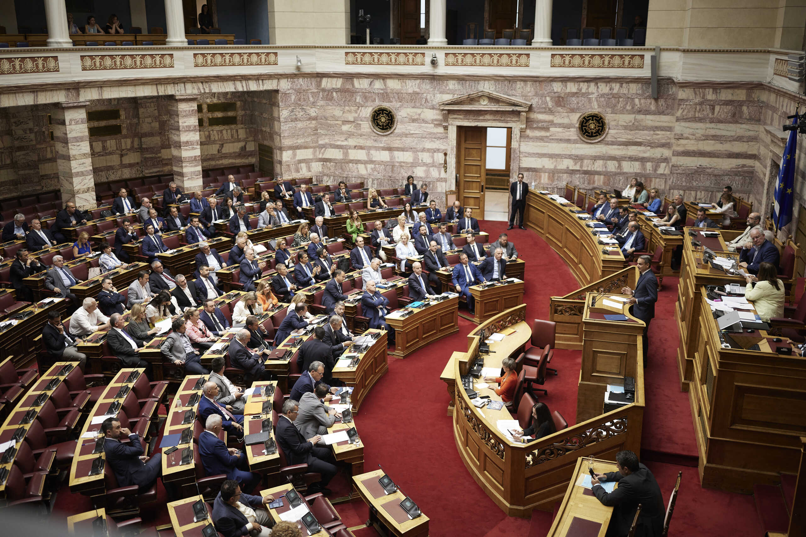 Βουλή: Πέρασε το νομοσχέδιο που προβλέπει μέτρα ενίσχυσης του εισοδήματος και στήριξης της οικογένειας